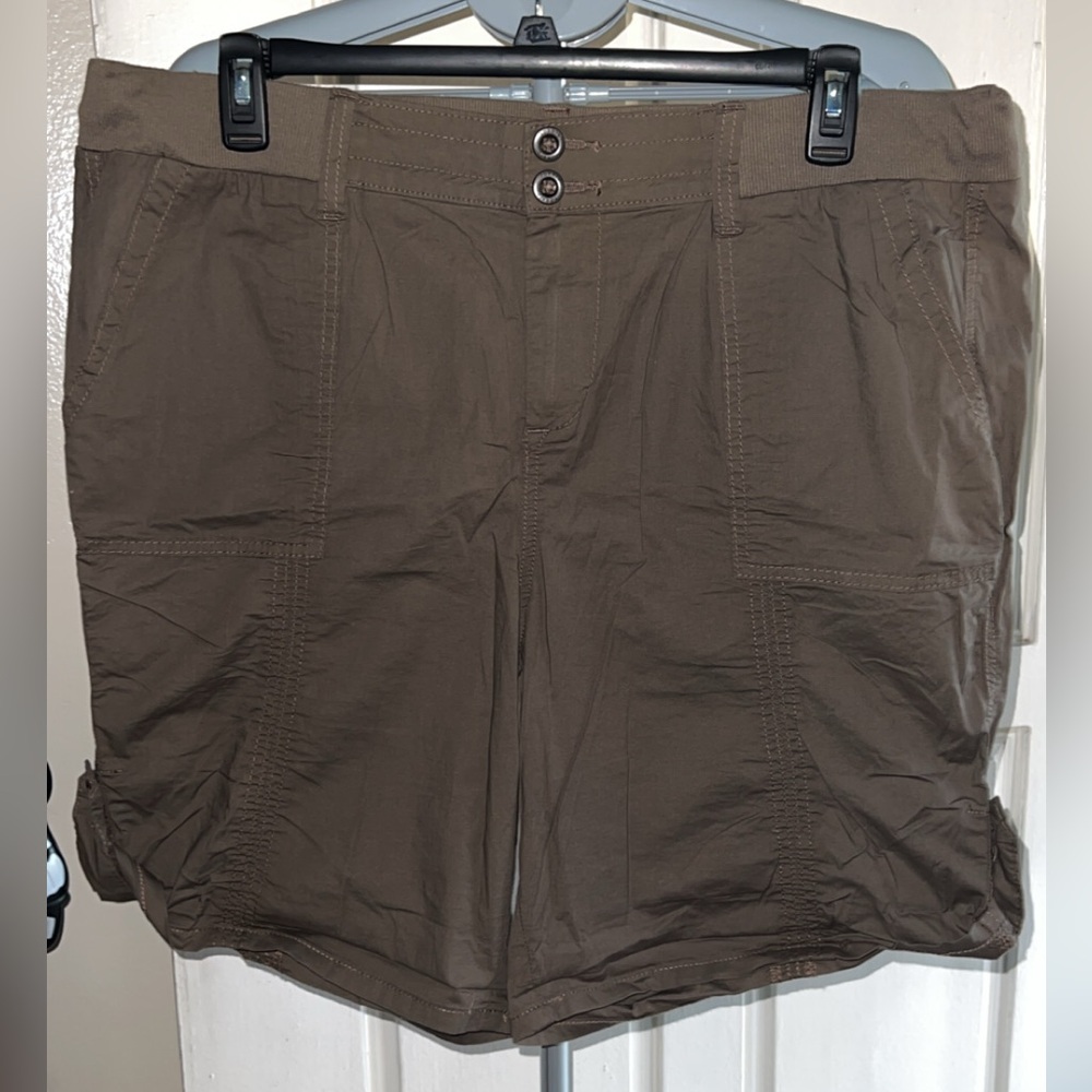 Torrid- BROWN COLOR! Stretch Poplin Mid Rise Bermuda Shorts - Picture 3 of 6